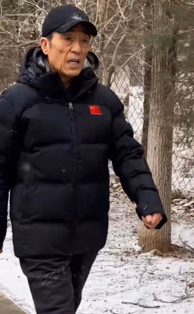 張藝謀現身街頭鍛鍊,表情刻板疑受緋聞影響,獲贊比張紀中顯年輕