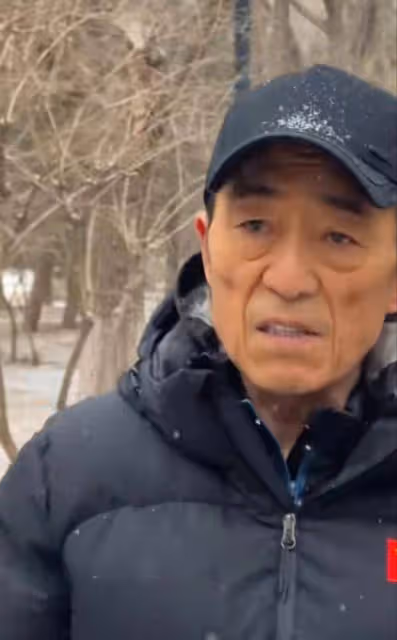 張藝謀現身街頭鍛鍊,表情刻板疑受緋聞影響,獲贊比張紀中顯年輕