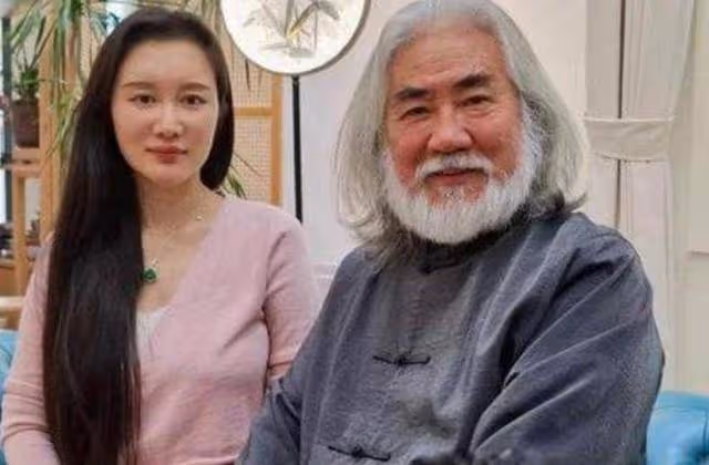 張藝謀現身街頭鍛鍊,表情刻板疑受緋聞影響,獲贊比張紀中顯年輕