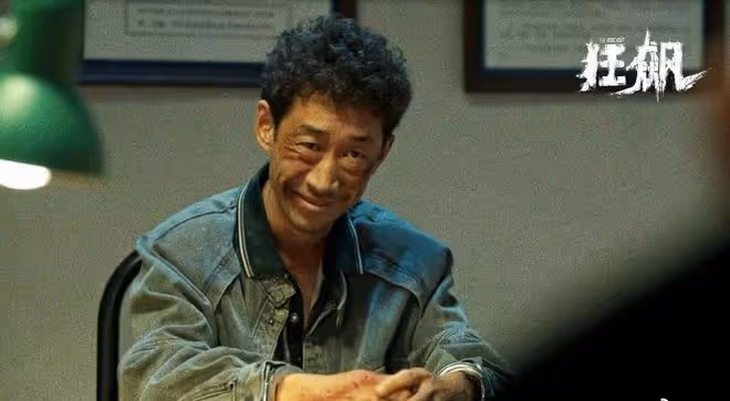 《狂飆》瘋驢子走紅仍淳樸!獨自寄快遞被圍觀,被異性挽手笑開懷