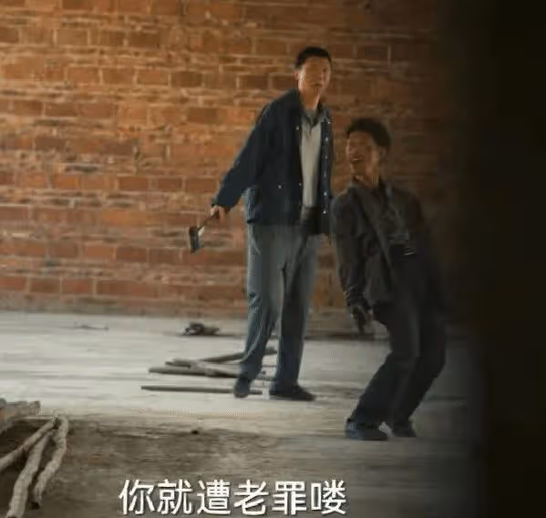 《狂飆》瘋驢子走紅仍淳樸!獨自寄快遞被圍觀,被異性挽手笑開懷