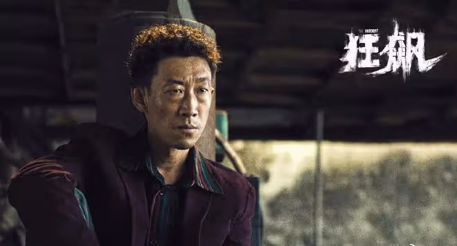 《狂飆》瘋驢子走紅仍淳樸!獨自寄快遞被圍觀,被異性挽手笑開懷