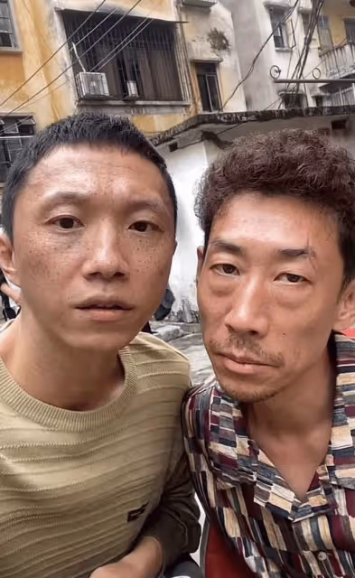 《狂飆》瘋驢子走紅仍淳樸!獨自寄快遞被圍觀,被異性挽手笑開懷