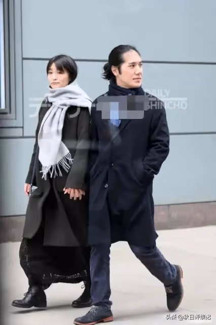 小室圭和真子公主感情好,十指緊扣逛街,大衣遮蓋嚴實似小腹隆起