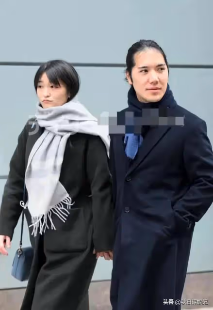 小室圭和真子公主感情好,十指緊扣逛街,大衣遮蓋嚴實似小腹隆起