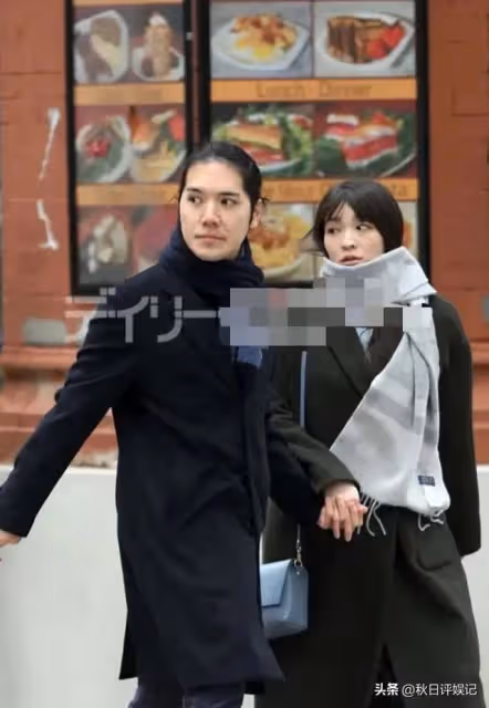 小室圭和真子公主感情好,十指緊扣逛街,大衣遮蓋嚴實似小腹隆起