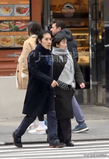 小室圭和真子公主感情好,十指緊扣逛街,大衣遮蓋嚴實似小腹隆起