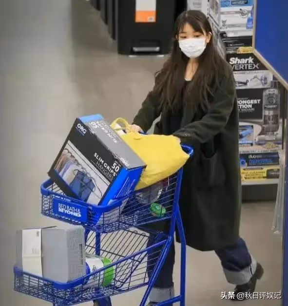 小室圭和真子公主感情好,十指緊扣逛街,大衣遮蓋嚴實似小腹隆起