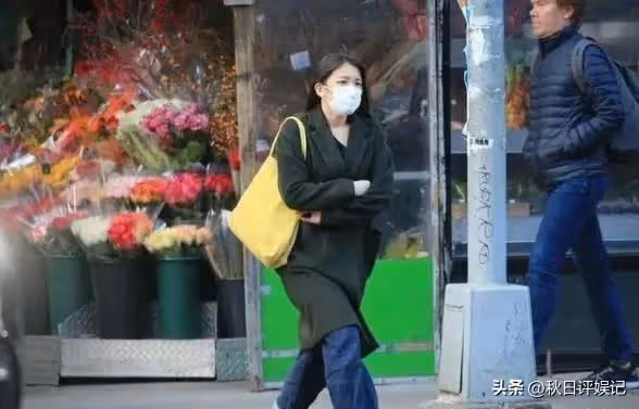 小室圭和真子公主感情好,十指緊扣逛街,大衣遮蓋嚴實似小腹隆起