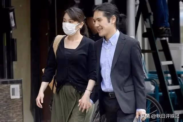 小室圭和真子公主感情好,十指緊扣逛街,大衣遮蓋嚴實似小腹隆起