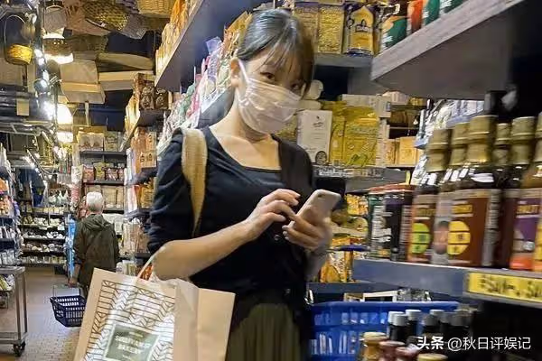 小室圭和真子公主感情好,十指緊扣逛街,大衣遮蓋嚴實似小腹隆起