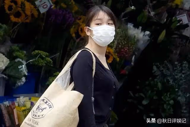 小室圭和真子公主感情好,十指緊扣逛街,大衣遮蓋嚴實似小腹隆起