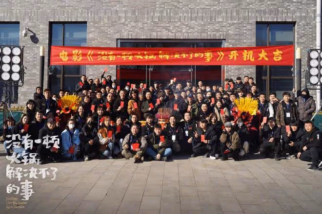 68歲成龍探班楊冪開心比耶,楊冪新電影造型曝光,二人交情超20年