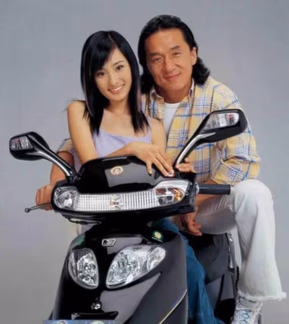 68歲成龍探班楊冪開心比耶，楊冪新電影造型曝光，二人交情超20年
