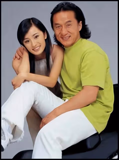 68歲成龍探班楊冪開心比耶，楊冪新電影造型曝光，二人交情超20年