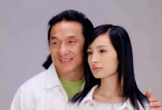 68歲成龍探班楊冪開心比耶，楊冪新電影造型曝光，二人交情超20年