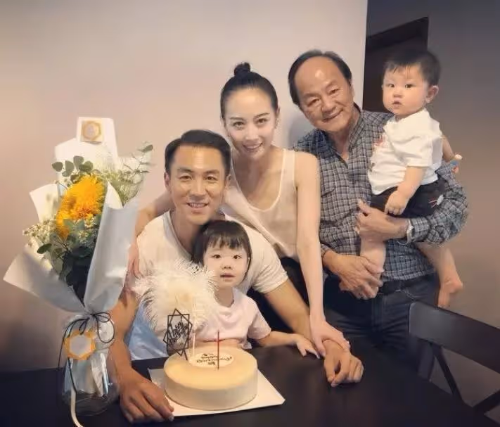 76歲狄龍發生車禍,67歲妻子陶敏明同行,兒子譚俊彥披露車禍細節