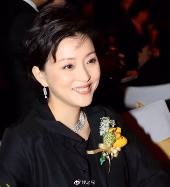 54歲楊瀾近況:紐約某大學任教,老態明顯,疑似移居美國!