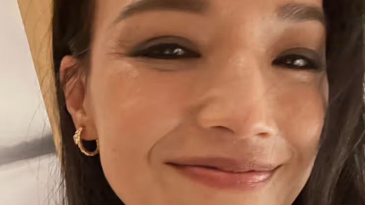 舒淇自信懟臉拍，拒絕用濾鏡美顏，肌膚黝黑魚尾紋清晰可見依然很美