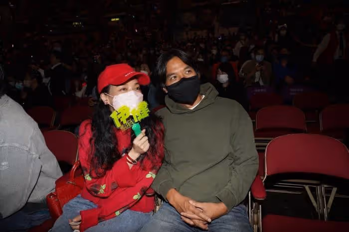 舒淇自信懟臉拍，拒絕用濾鏡美顏，肌膚黝黑魚尾紋清晰可見依然很美