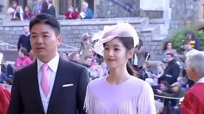 49歲劉強東三胎得子！把章澤天女兒寵上天，17歲長子是他一生的痛