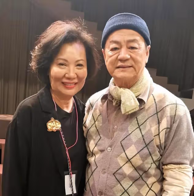 76歲狄龍發生車禍，百萬豪車被撞壞，妻子站在車旁很心疼