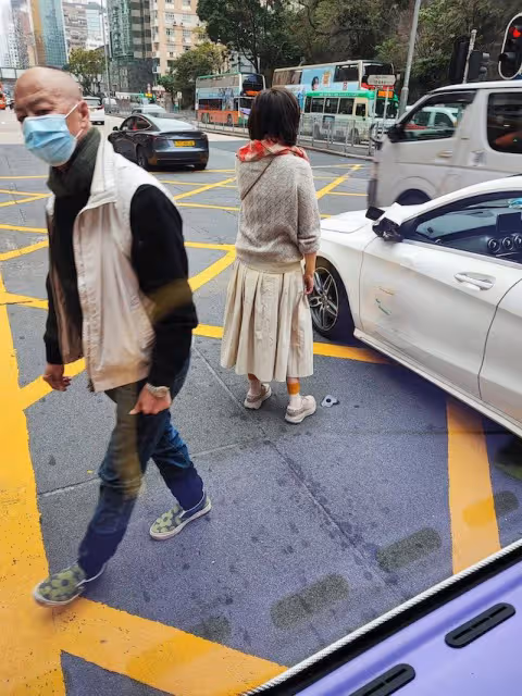 76歲狄龍發生車禍，百萬豪車被撞壞，妻子站在車旁很心疼