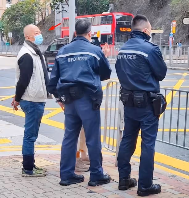 76歲狄龍發生車禍，百萬豪車被撞壞，妻子站在車旁很心疼
