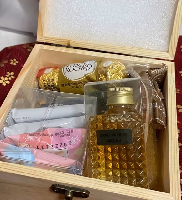 胡歌生女後發喜糖：紅布包裹印著「吾家有喜」，包裝非常喜慶