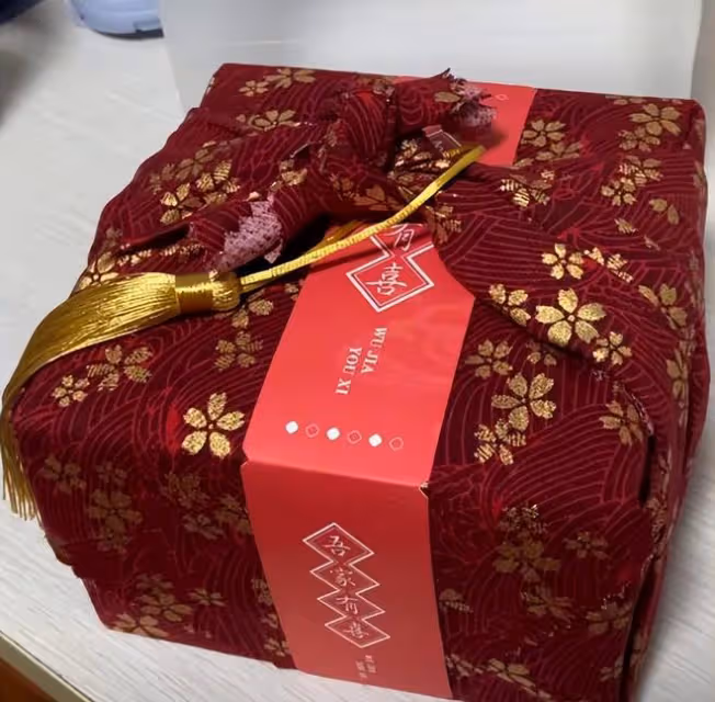 胡歌生女後發喜糖：紅布包裹印著「吾家有喜」，包裝非常喜慶