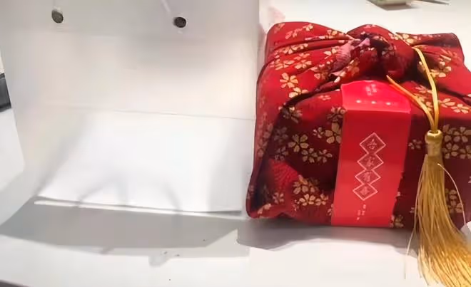 胡歌生女後發喜糖：紅布包裹印著「吾家有喜」，包裝非常喜慶