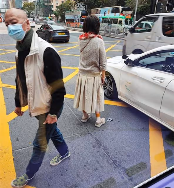 76歲狄龍與妻子出車禍!開百萬豪車出門跟公交相撞,所幸人沒受傷