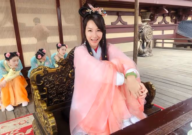 43歲知名港姐移居英國讀博士!在學校無明星光環,出入食堂沒人理