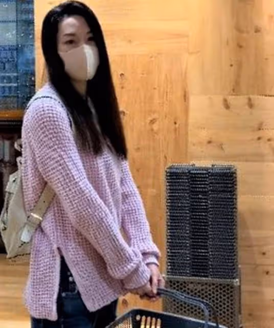 43歲知名港姐移居英國讀博士！在學校無明星光環，出入食堂沒人理
