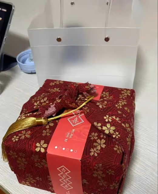 胡歌:生女兒送喜糖被嫌棄,一個禮盒也就幾十塊,網友說他太小氣