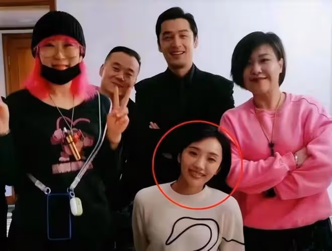 胡歌:生女兒送喜糖被嫌棄,一個禮盒也就幾十塊,網友說他太小氣