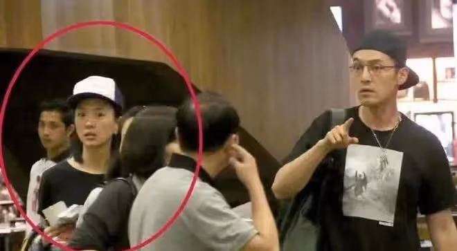 胡歌:生女兒送喜糖被嫌棄,一個禮盒也就幾十塊,網友說他太小氣