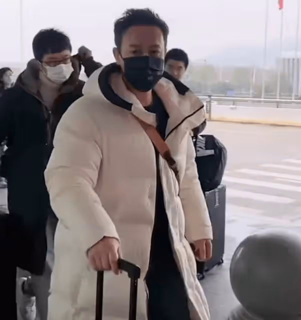 假裝粉絲騙張頌文合照簽名,轉手倒賣8000元引熱議,本人吃驚回應