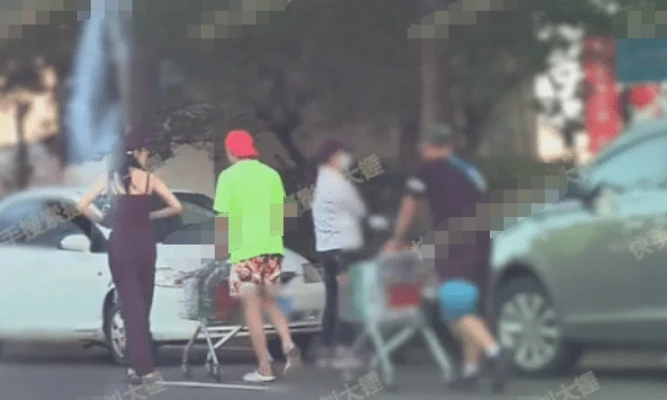 谷嘉誠戀情曝光,牽手蓋玥希同游三亞,男方為準岳父母夾菜獻殷勤