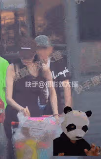 谷嘉誠戀情曝光，牽手蓋玥希同游三亞，男方為準岳父母夾菜獻殷勤