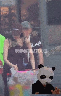 谷嘉誠戀情曝光,牽手蓋玥希同游三亞,男方為準岳父母夾菜獻殷勤
