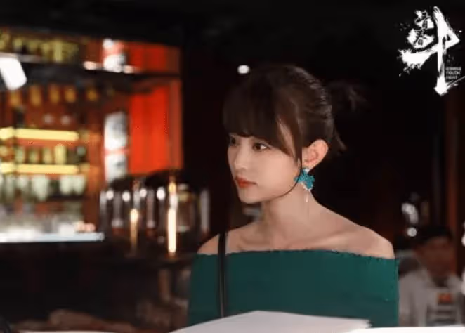 谷嘉誠戀情曝光,牽手蓋玥希同游三亞,男方為準岳父母夾菜獻殷勤