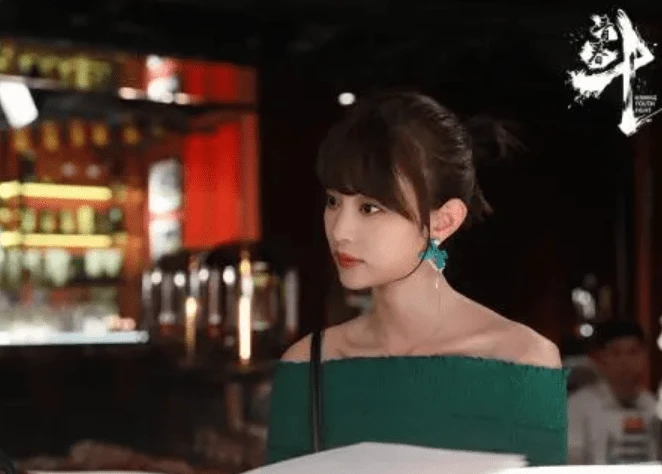 谷嘉誠戀情曝光,牽手蓋玥希同游三亞,男方為準岳父母夾菜獻殷勤
