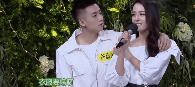 谷嘉誠戀情曝光,牽手蓋玥希同游三亞,男方為準岳父母夾菜獻殷勤