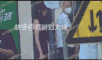 谷嘉誠戀情曝光,牽手蓋玥希同游三亞,男方為準岳父母夾菜獻殷勤