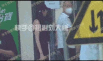 谷嘉誠戀情曝光,牽手蓋玥希同游三亞,男方為準岳父母夾菜獻殷勤