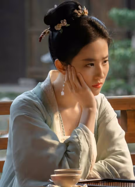 35歲劉亦菲回美探親,遇粉絲大方摘墨鏡合影,穿2000元衛衣接地氣