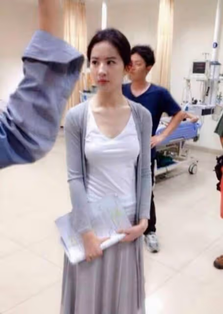 35歲劉亦菲回美探親,遇粉絲大方摘墨鏡合影,穿2000元衛衣接地氣