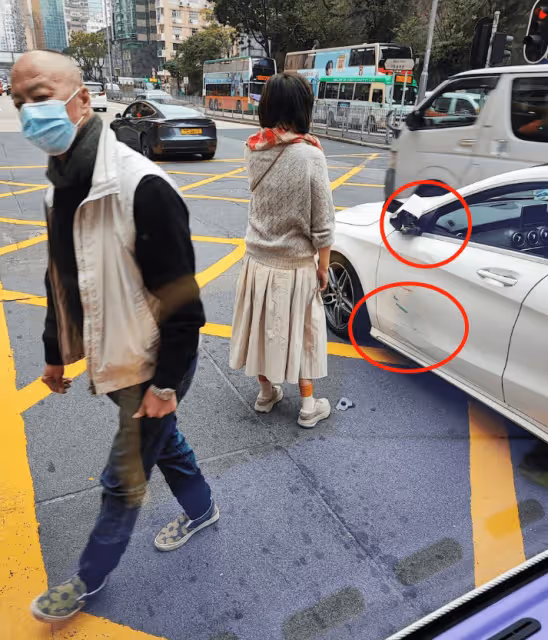 老牌港星狄龍遭遇車禍，自駕豪車與公交車相撞，人無大礙車體刮花