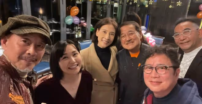 劉愷威79歲爸爸參加派對,2次被異性緊摟,臉貼臉合影表現親密